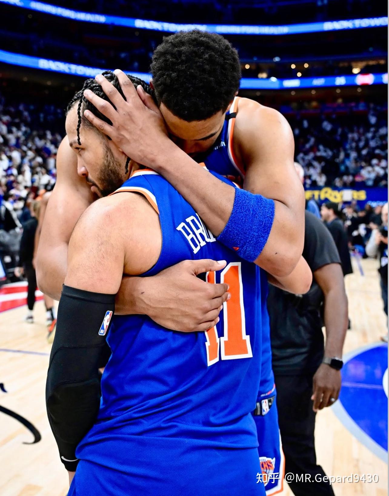 九游官网-包含纽约尼克斯训练开放日；转会期队长鼓劲引欢呼；NBA季后赛在即；身体对抗强度拉满的词条